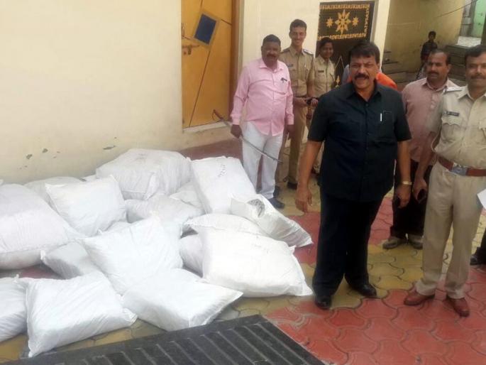 36 pottery gutka seized with sharp weapons in Beed | बीडमध्ये धारदार शस्त्रांसह ३६ पोती गुटखा जप्त 36 pottery gutka seized with sharp weapons in Beed | बीडमध्ये धारदार शस्त्रांसह ३६ पोती गुटखा जप्त