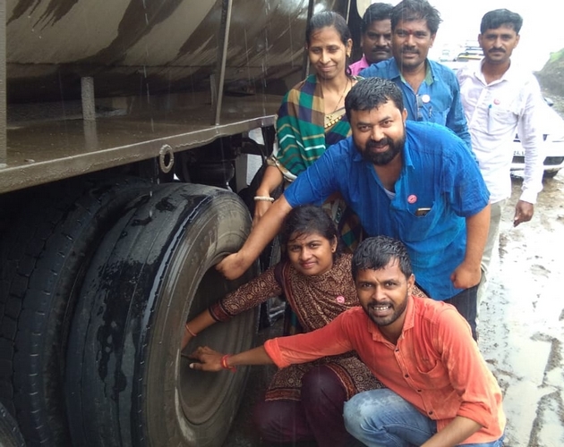 1.5 million liters milk collection jam in Beed district | बीड जिल्ह्यामध्ये दीड लाख लिटर दूध संकलन ठप्प 1.5 million liters milk collection jam in Beed district | बीड जिल्ह्यामध्ये दीड लाख लिटर दूध संकलन ठप्प