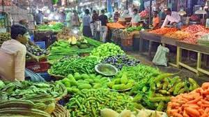 Fear of lockdown plunged vegetable prices | लॉकडाऊनच्या धास्तीने भाजीपाल्याचे दर कोसळले