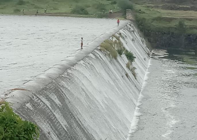 Discharge of water through drainage | सांडव्याद्वारे पाण्याचा विसर्ग सुरु Discharge of water through drainage | सांडव्याद्वारे पाण्याचा विसर्ग सुरु