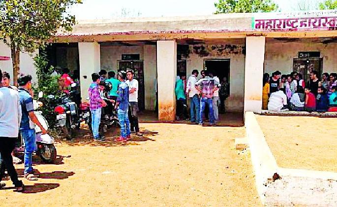 TC students strike at police station | टी.सी.करिता विद्यार्थ्यांची पोलीस ठाण्यावर धडक TC students strike at police station | टी.सी.करिता विद्यार्थ्यांची पोलीस ठाण्यावर धडक