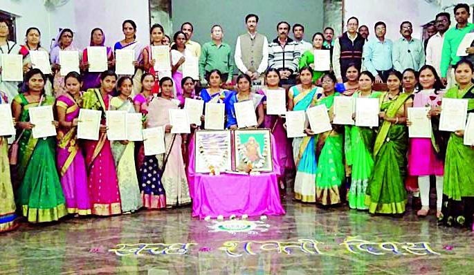 Work clean from innovative ideas | नावीन्यपूर्ण संकल्पनेतून स्वच्छतेचे कार्य करा