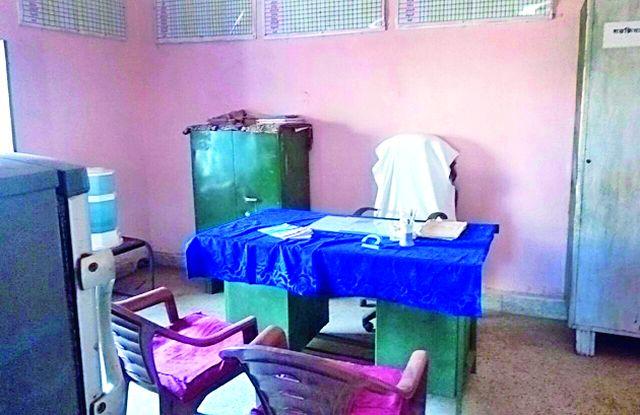 In the veterinary hospital in charge of the shoulders | पशुवैद्यकीय दवाखाना प्रभारीच्या खांद्यावर In the veterinary hospital in charge of the shoulders | पशुवैद्यकीय दवाखाना प्रभारीच्या खांद्यावर