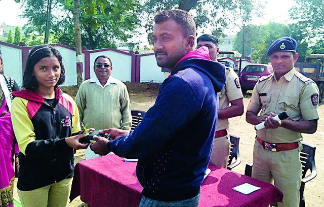 Student's honesty appreciated at Mohali | मोहाडी येथे विद्यार्थिनीच्या प्रामाणिकपणाचे कौतूक Student's honesty appreciated at Mohali | मोहाडी येथे विद्यार्थिनीच्या प्रामाणिकपणाचे कौतूक