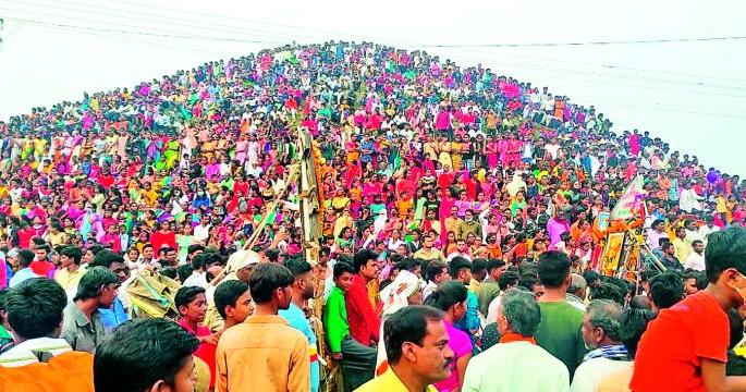 The sea of people rose in the Dussehra festival of Pawani | पवनीच्या दसरा उत्सवात उसळला जनसागर The sea of people rose in the Dussehra festival of Pawani | पवनीच्या दसरा उत्सवात उसळला जनसागर