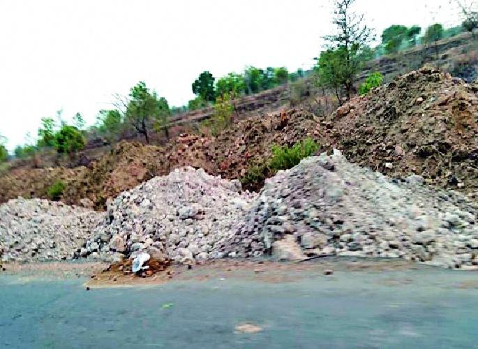 Use of white soil instead of moorup in road construction | रस्ता बांधकामात मुरूमऐवजी पांढऱ्या मातीचा वापर Use of white soil instead of moorup in road construction | रस्ता बांधकामात मुरूमऐवजी पांढऱ्या मातीचा वापर