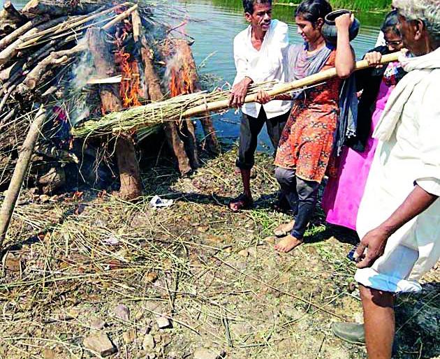 The girls gave their father's help to Bhadagani | मुलींनी दिला वडिलांच्या पार्थिवाला भडाग्नी