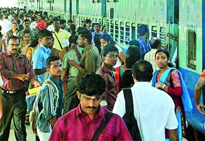 Railway and bus stations full of crowded crowd | प्रवाशांच्या गर्दीने रेल्वे व बसस्थानके फुलली