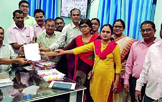 Request for District Collector of Vidarbha Patwari Sangh | विदर्भ पटवारी संघाचे जिल्हाधिकाऱ्यांना निवेदन Request for District Collector of Vidarbha Patwari Sangh | विदर्भ पटवारी संघाचे जिल्हाधिकाऱ्यांना निवेदन