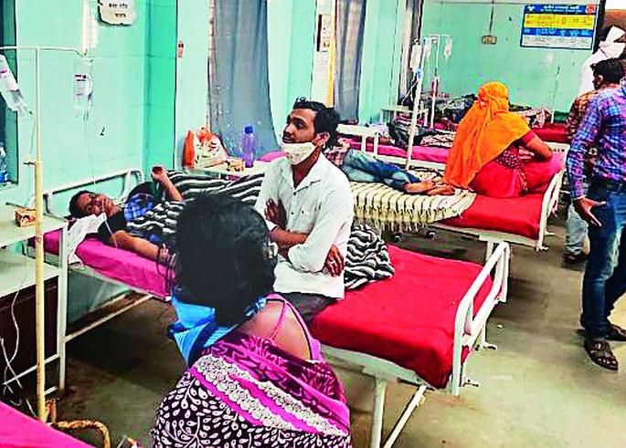 The incident of poisoning shook the sheep of twelve hundred villages | विषबाधेच्या घटनेने बाराशे लाेकवस्तीचे भेंडाळा हादरले The incident of poisoning shook the sheep of twelve hundred villages | विषबाधेच्या घटनेने बाराशे लाेकवस्तीचे भेंडाळा हादरले