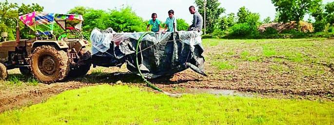 Rains disappear in the district; | जिल्ह्यात पाऊस बेपत्ता, रोवणीची कामे खोळंबली Rains disappear in the district; | जिल्ह्यात पाऊस बेपत्ता, रोवणीची कामे खोळंबली
