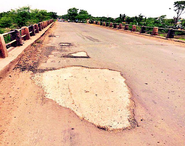 Suicidal pits on the Wainganga river bridge | वैनगंगा नदी पुलावर जीवघेणे खड्डे Suicidal pits on the Wainganga river bridge | वैनगंगा नदी पुलावर जीवघेणे खड्डे