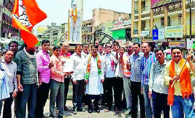 Grooming in the district, in the Pariney Phukey's cabinet | परिणय फुके यांच्या मंत्रिमंडळात समावेशाने जिल्ह्यात आनंदोत्सव Grooming in the district, in the Pariney Phukey's cabinet | परिणय फुके यांच्या मंत्रिमंडळात समावेशाने जिल्ह्यात आनंदोत्सव