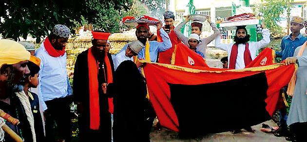 Darshan of Hindu-Muslim unity from Urs | उर्समधून हिंदू-मुस्लीम एकतेचे दर्शन Darshan of Hindu-Muslim unity from Urs | उर्समधून हिंदू-मुस्लीम एकतेचे दर्शन