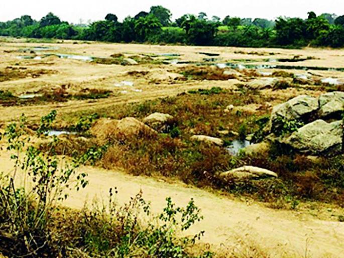 Auction of deficit without river on river banks | नदीपात्रात रेती नसताना घाटाचा लिलाव Auction of deficit without river on river banks | नदीपात्रात रेती नसताना घाटाचा लिलाव