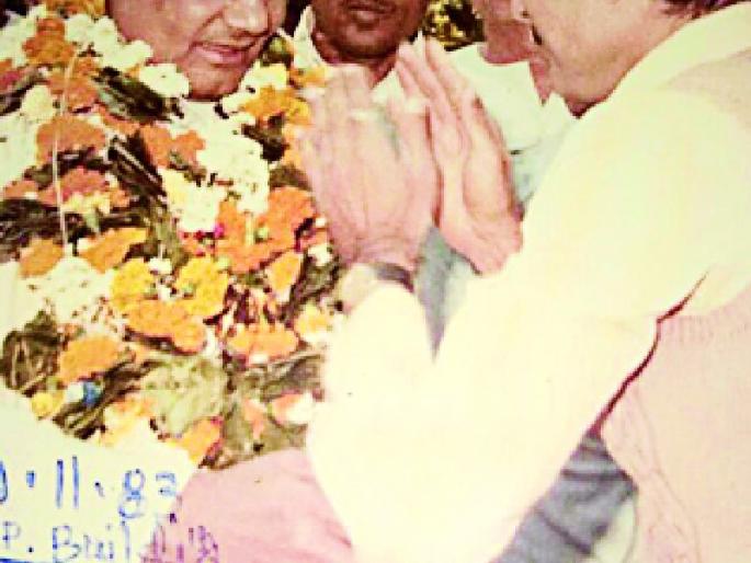 Atalji was excited to hear Jansagar | अटलजींना ऐकण्यासाठी उसळला होता जनसागर Atalji was excited to hear Jansagar | अटलजींना ऐकण्यासाठी उसळला होता जनसागर