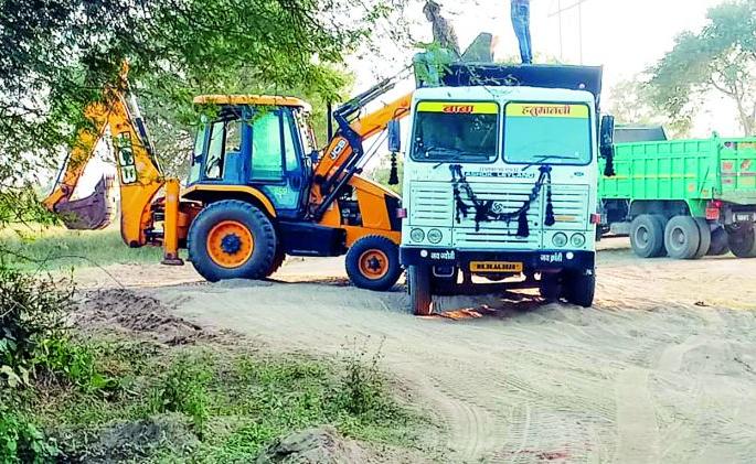 Sand dunes in Tumsar taluka | तुमसर तालुक्यात रेतीतस्करांचा धुमाकूळ Sand dunes in Tumsar taluka | तुमसर तालुक्यात रेतीतस्करांचा धुमाकूळ