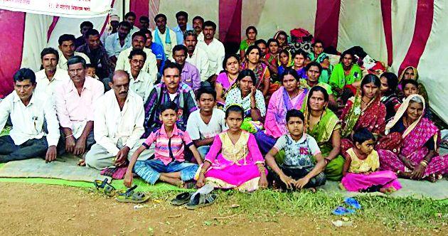 Vanamjur's family started fasting | वनमजुरांचे कुटुंबीयांसह उपोषण सुरु Vanamjur's family started fasting | वनमजुरांचे कुटुंबीयांसह उपोषण सुरु