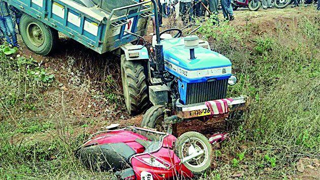 Uncontrolled tractor bicycle shocks | अनियंत्रित ट्रॅक्टरची दुचाकीला धडक