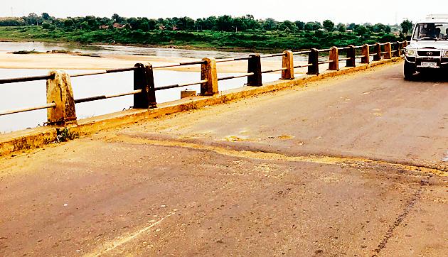 Haadre sits on the bridge of Wainganga | वैनगंगेच्या पुलाला बसतात हादरे Haadre sits on the bridge of Wainganga | वैनगंगेच्या पुलाला बसतात हादरे