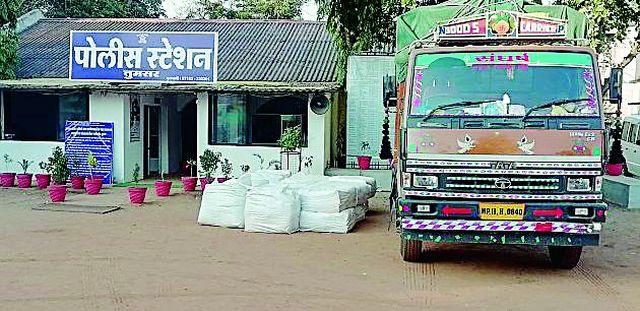 5 lakhs of aromatic tobacco seized | पाच लाखांचा सुगंधित तंबाखू जप्त 5 lakhs of aromatic tobacco seized | पाच लाखांचा सुगंधित तंबाखू जप्त