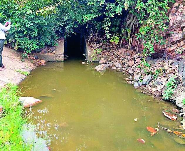 The main gate of Raavanawadi reservoir is broken | रावणवाडी जलाशयाचे मुख्य गेट तुटलेले The main gate of Raavanawadi reservoir is broken | रावणवाडी जलाशयाचे मुख्य गेट तुटलेले