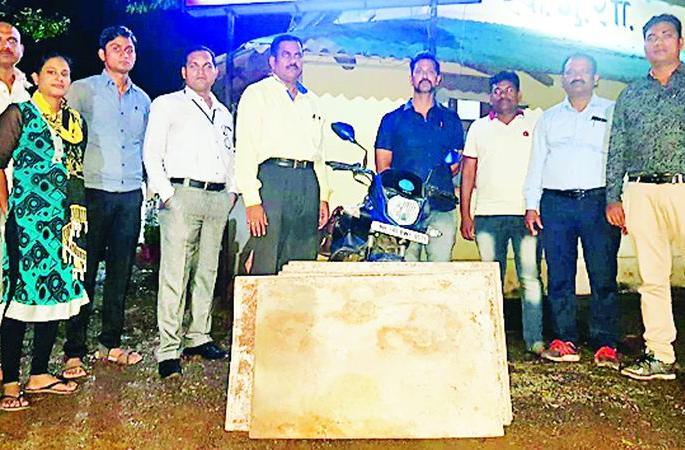 arrest a gang that steals building materials | इमारत बांधकाम साहित्य चोरणारी टोळी गजाआड