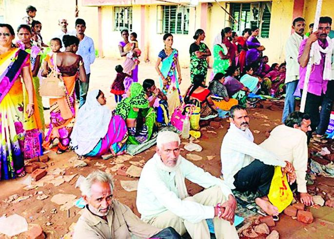 Woman labor force for labor pests | कामगार कीटसाठी महिला कामगारांची फरफट