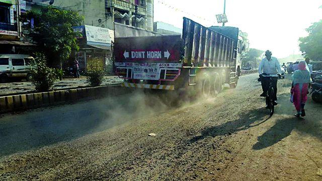 Dust of dust of dust | तुमसरकरांच्या नशिबी धूळच धूळ Dust of dust of dust | तुमसरकरांच्या नशिबी धूळच धूळ