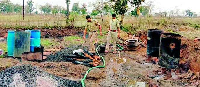 4500 Liter Drink seized in lockdown in district | जिल्ह्यात लॉकडाऊनमध्ये ४५०० लीटर दारु जप्त 4500 Liter Drink seized in lockdown in district | जिल्ह्यात लॉकडाऊनमध्ये ४५०० लीटर दारु जप्त