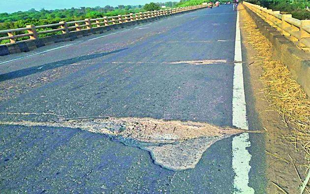 Patchwork free! | खड्डेमुक्त नव्हे खड्डेमय !