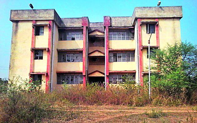 Hospital stays in ruins | रुग्णालयाची वसाहत भग्नावस्थेत Hospital stays in ruins | रुग्णालयाची वसाहत भग्नावस्थेत