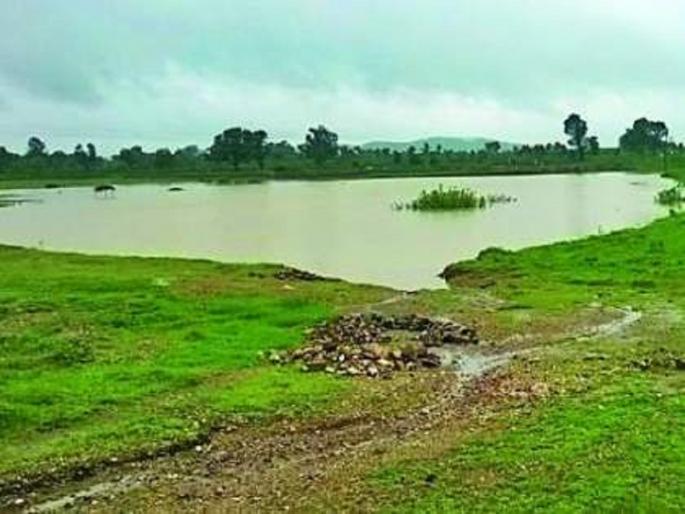Irrigation contractors or farmers! 3 crore in 3 years on the repair of ponds | सिंचन कंत्राटदारांचे की शेतकऱ्यांचे! तलावांच्या दुरुस्तीवर ३ वर्षांत ३ कोटींचा चुराडा Irrigation contractors or farmers! 3 crore in 3 years on the repair of ponds | सिंचन कंत्राटदारांचे की शेतकऱ्यांचे! तलावांच्या दुरुस्तीवर ३ वर्षांत ३ कोटींचा चुराडा