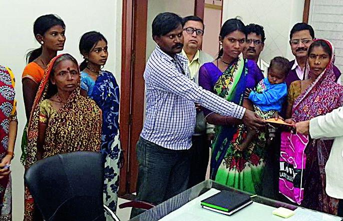 Financial support to women's savings group of wandering communities | भटक्या समाजातील महिला बचत गटाला आर्थिक पाठबळ Financial support to women's savings group of wandering communities | भटक्या समाजातील महिला बचत गटाला आर्थिक पाठबळ