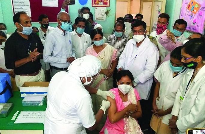 Corona Vaccine : In Buldana district, 575 people were vaccinated on the first day | बुलडाणा जिल्ह्यात पहिल्याच दिवशी ५७५ जणांना दिली काेराेना लस Corona Vaccine : In Buldana district, 575 people were vaccinated on the first day | बुलडाणा जिल्ह्यात पहिल्याच दिवशी ५७५ जणांना दिली काेराेना लस
