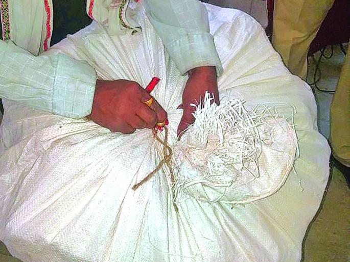 'FDA' confiscated Gutkha's panchnamas complex! | ‘एफडीए’ने जप्त केलेल्या गुटख्याचे पंचनामे गुंतागुंतीचे! 'FDA' confiscated Gutkha's panchnamas complex! | ‘एफडीए’ने जप्त केलेल्या गुटख्याचे पंचनामे गुंतागुंतीचे!