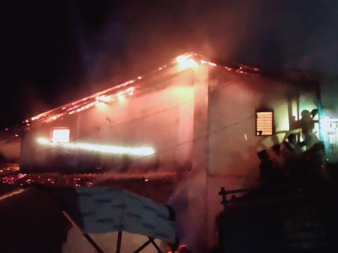 Fire at home due to bourgeoisie shorts circuit | बोरगांवी शॉर्टसर्किटमुळे घराला आग Fire at home due to bourgeoisie shorts circuit | बोरगांवी शॉर्टसर्किटमुळे घराला आग