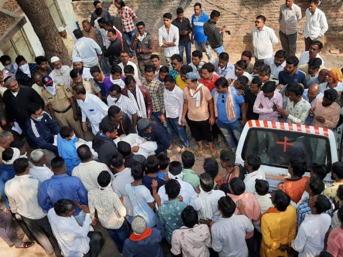 A truck overturned, killing 15 people on the spot | ट्रक उलटून १५ जणांचा जागीच ठार A truck overturned, killing 15 people on the spot | ट्रक उलटून १५ जणांचा जागीच ठार