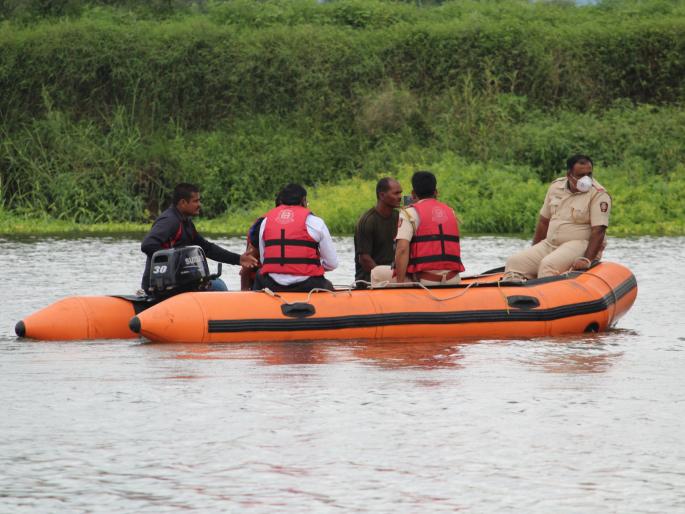 Demonstration of Disaster Management Committee personnel at Chandori | चांदोरी येथे आपत्ती व्यवस्थापन समितीच्या जवानांची प्रात्यक्षिके Demonstration of Disaster Management Committee personnel at Chandori | चांदोरी येथे आपत्ती व्यवस्थापन समितीच्या जवानांची प्रात्यक्षिके