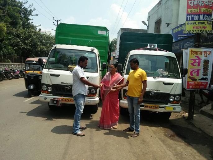 The councilor took control of the ghantagadas | नगरसेवकाने घेतला घंटागाड्यांचा ताबा The councilor took control of the ghantagadas | नगरसेवकाने घेतला घंटागाड्यांचा ताबा