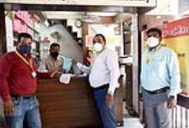 Shocking action on crowded shopkeepers | गर्दी असलेल्या दुकानदारांवर धडक कारवाई