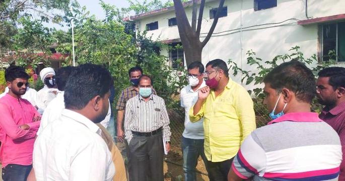 The photo of the CM was remove from the vaccination banner | लसीकरण बॅनरमध्ये मुख्यमंत्र्यांचा फोटो वगळला The photo of the CM was remove from the vaccination banner | लसीकरण बॅनरमध्ये मुख्यमंत्र्यांचा फोटो वगळला