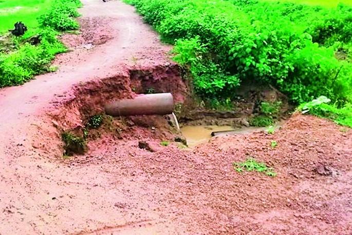 The levee carried the road | पांदन रस्ता गेला वाहून