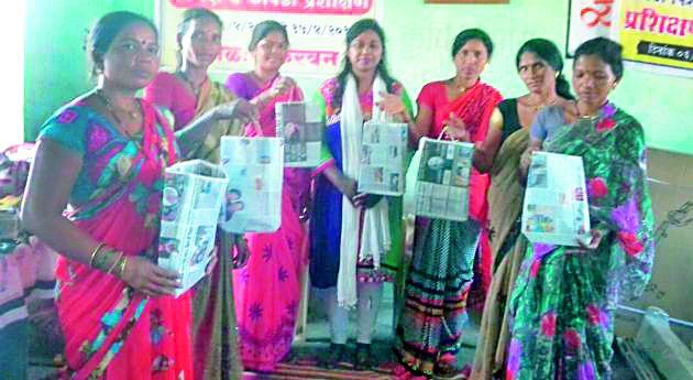 Katwana bags 30 women jobs | कापडी पिशव्यातून काटवनच्या ३० महिलांना रोजगार Katwana bags 30 women jobs | कापडी पिशव्यातून काटवनच्या ३० महिलांना रोजगार