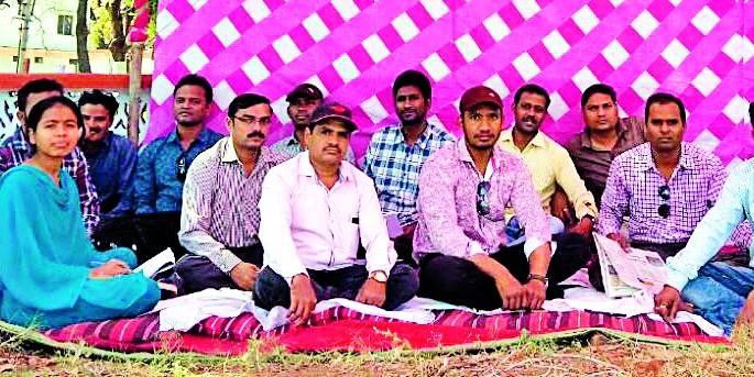 Gram Sadak Yojna employees' agitation | ग्रामसडक योजनेच्या कर्मचाऱ्यांचे आंदोलन Gram Sadak Yojna employees' agitation | ग्रामसडक योजनेच्या कर्मचाऱ्यांचे आंदोलन