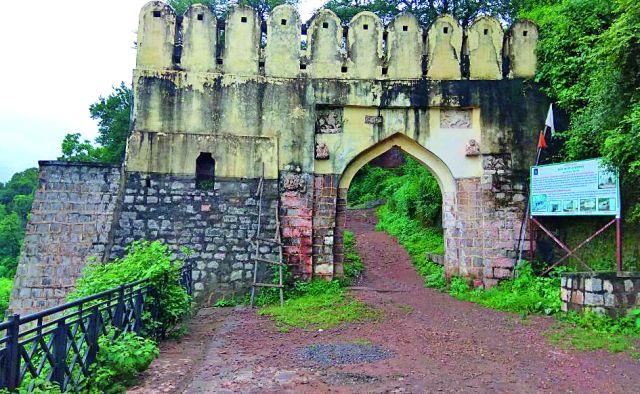 Manikgad is waiting for development | माणिकगड विकासाच्या प्रतीक्षेत Manikgad is waiting for development | माणिकगड विकासाच्या प्रतीक्षेत