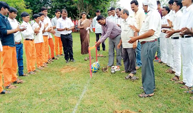 Fu Tubaal Stands in the District | जिल्ह्यात ठिकठिकाणी रंगले फु टबाल सामने Fu Tubaal Stands in the District | जिल्ह्यात ठिकठिकाणी रंगले फु टबाल सामने