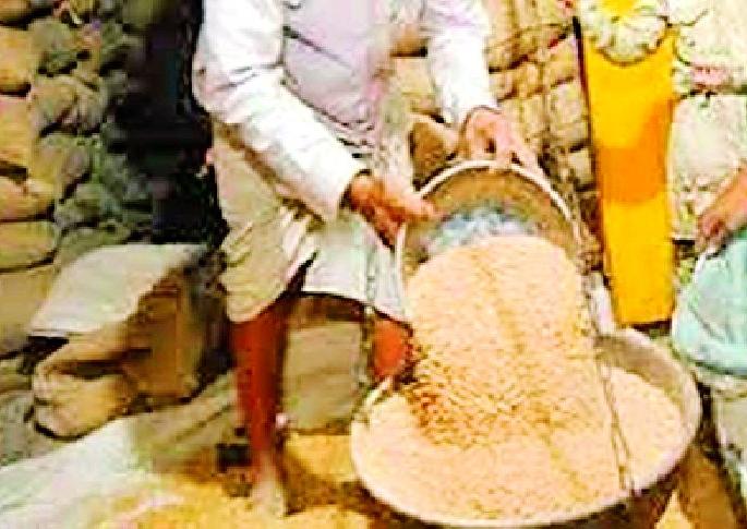 Distribution of one lakh 84 thousand 436 quintals of grain | एक लाख ८४ हजार ४३६ क्विंटल धान्य वितरण Distribution of one lakh 84 thousand 436 quintals of grain | एक लाख ८४ हजार ४३६ क्विंटल धान्य वितरण