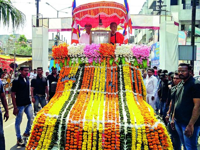 Babasaheb's unstable rallies make up the city | बाबासाहेबांच्या अस्थिकलश रॅलीने दुमदुमले शहर Babasaheb's unstable rallies make up the city | बाबासाहेबांच्या अस्थिकलश रॅलीने दुमदुमले शहर