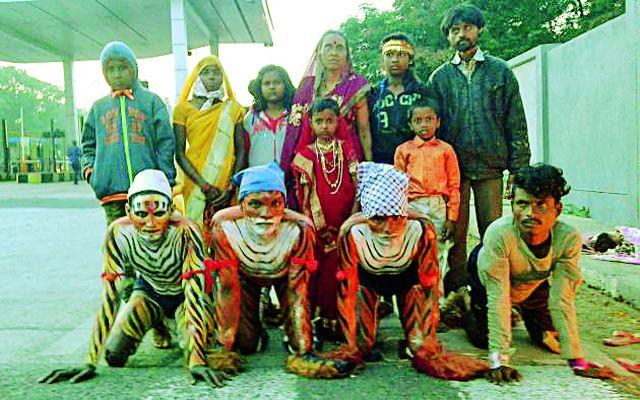 Range travel to the Goddess Durga | देवीच्या दर्शनासाठी रांगत प्रवास Range travel to the Goddess Durga | देवीच्या दर्शनासाठी रांगत प्रवास